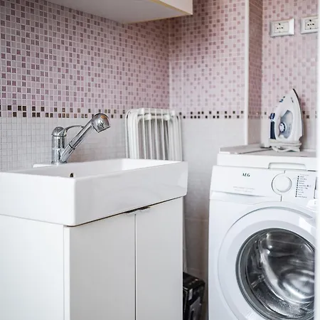 Le Cinque Rose Airport *