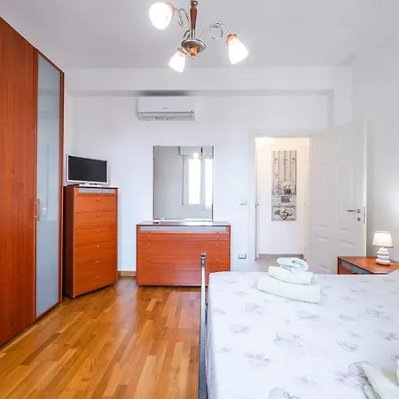 Le Cinque Rose Airport *