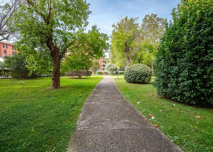 Le Cinque Rose Airport * Bolonia
