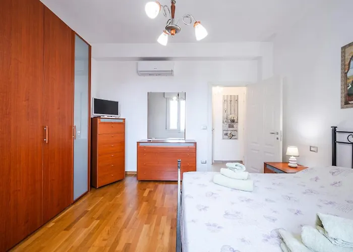 Le Cinque Rose Airport *