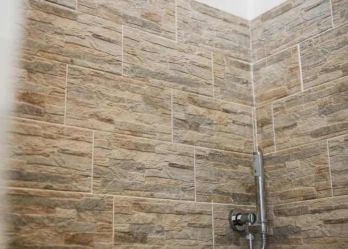 Le Cinque Rose Airport *