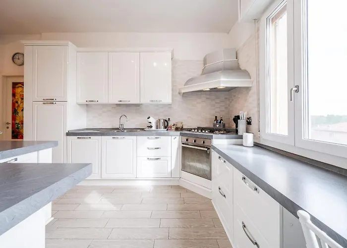 Le Cinque Rose Airport *