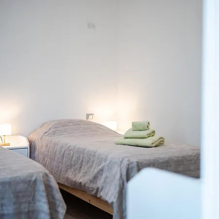 Le Cinque Rose Airport *