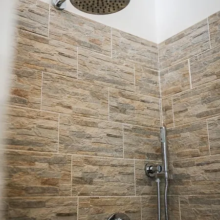 Le Cinque Rose Airport *