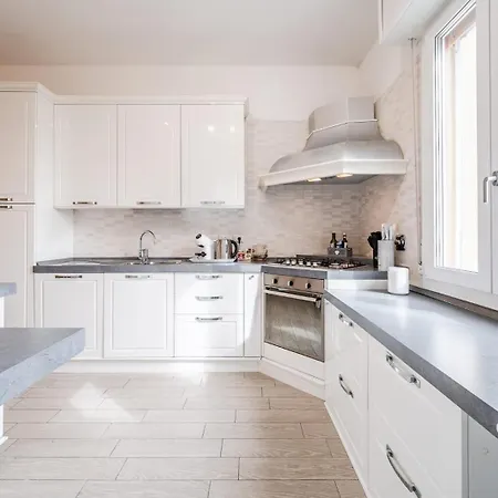 Le Cinque Rose Airport *