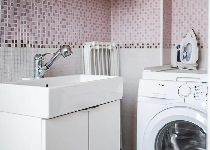 Le Cinque Rose Airport *